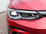 LEDマトリックスヘッドライト「IQ.LIGHT」フロントカメラで対向車や先行車を検知し、マトリックスモジュールに搭載されたLEDを個別に制御することで最適な配光を実現。