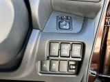 アイドリングストップ。停車時にブレーキを踏むだけでエンジンがストップ。さらに、発進時にはブレーキから足を離すだけでエンジンを始動します燃費を向上させます。ON/OFFスイッチにより切り替える事も可能です。