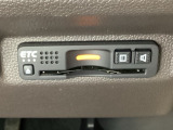 ETCがついています。高速道路の料金所の通過も楽々です!。 カードの取り出しもしやすい場所についています。