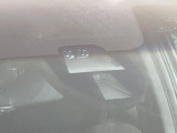 【シティブレーキアクティブシステム】低速走行中に前方の車両等を認識し、衝突しそうな時は警報とブレーキで衝突回避と被害軽減をアシスト。より安全にドライブをお楽しみいただけます。