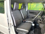 運転席まわりには十分なスペースがあり、大柄な方でもゆったり運転していただける環境です。