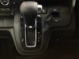 CVT車のセレクトレバーです。低速から高速まで、変速ショックのないスムーズな走りと、エンジン効率のよい領域を維持して燃費にも貢献します。サイドブレーキはスイッチ操作の電子制御パーキングブレーキです。