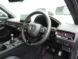 ★運転席まわり★大きなフロントガラスで見晴らしよく運転しやす設計と、広くてゆとりのある運転席。楽な姿勢で座ることが出来るので長時間の運転でも疲れにくいですし体もぶれにくく工夫されています。