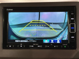 リバースギアに入れるだけで後方の表示へ切り替わります。夜間や雨の日の駐車も楽になりますよ。
