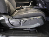 【ハイトアジャスター】レバーの上下操作だけで、座面を運転しやすい高さへ簡単に調節できます。