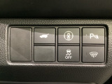 ハンドルの右側にHondaセンシング用のメインスイッチとパワーテールゲートスイッチがついています。パワーテールゲートスイッチは車内からでもテールゲートの開け閉めを電動でできます。