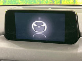 【マツダコネクトナビ】車内の雰囲気にマッチした一体型タイプのナビ。各種車輌設定やBluetooth再生等、様々な機能が楽しめます。直感的なダイヤル操作が可能で、使い勝手も良好です。