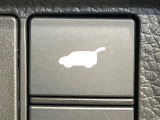 【パワーバックドア】スマートキーや運転席のボタンを押すだけでリアゲートが自動で開閉します!荷物を持っている時や、高い位置にあるバックドアを閉める際に便利な機能です♪