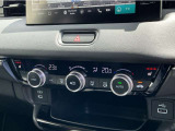 オートエアコンは左右席で独立温度コントロールが可能です。シートヒーター付きで、冷えた車内でもスイッチを押せば数秒で座面と背もたれがあたたかくなります。