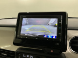リバースギアに入れるだけで後方の表示へ切り替わります。夜間や雨の日の駐車も楽になりますよ。