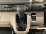 CVT車のセレクトレバーです。低速から高速まで、変速ショックのないスムーズな走りと、エンジン効率のよい領域を維持して燃費にも貢献します。サイドブレーキはスイッチ操作の電子制御パーキングブレーキです。