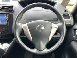 インテリアに合わせたデザインのステアリングは、運転される方のことも考え、運転しやすい形状、大きさです。是非一度、実際に触ってお確かめください。