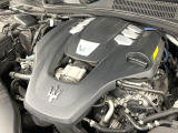 マセラティの100年の歴史が詰まった、3リッターV6ツインターボエンジン。是非店頭でその走りやエギゾーストを、肌で、耳でご体感ください。
