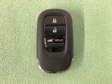 スマートキーを装備しています。鍵を差し込むことなくドアロックの開け閉めと、スタートボタン操作でのエンジンスタートができます。ボタン操作でトランクが開けられる電動テールゲートのボタンもついています。