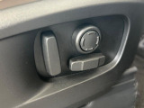 電動パワーシートですので運転中のシート調節も安全に行えます。微調整も可能ですのであなただけのドライビングポジションを実現します。
