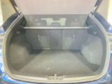 【広々トランクルーム】車体に対してスペースは広めに作ってあります。また、背もたれを倒すとより多くの荷物を乗せることができます。