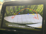 【バックカメラ】駐車時に後方がリアルタイム映像で確認できます。大型商業施設や立体駐車場での駐車時や、夜間のバック時に大活躍!運転スキルに関わらず、今や必須となった装備のひとつです!