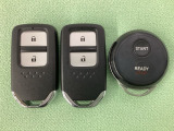 スマートキーを装備しています。鍵を差し込むことなくドアロックの開け閉めと、スタートボタン操作でのエンジンスタートができます。加えて、純正リモコンエンジンスターター用の操作キーもついています。