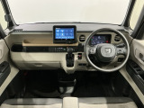 使いやすいレイアウトのダッシュボード周辺です。オートエアコンや小物入れなど嬉しい装備が満載です。