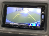 リバースギアに入れるだけで後方の表示へ切り替わります。夜間や雨の日の駐車も楽になりますよ。