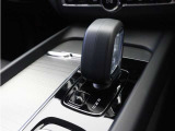 チャコールカラーのシフトノブ。スウェーデンならではのモダンな感覚にあふれるラグジュアリー感。そのスタイリッシュなエクステリアには、都市のライフスタイルに自然に溶け込むセンスが息づいています。