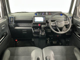 【インパネ】運転のしやすさを最優先に設計された見晴らしの良いフロントビュー。車両間隔が掴みやすく狭い道でも安心♪「安全」と「品質」を最優先に、安心してお乗りいただけるクルマを提供いたします。