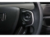 Hondaセンシングの機能のひとつ、アダプティブクルーズコントロール付!アクセルから足を離しても設定したスピードと前車との車間を保ち走行してくれます!車線維持もアシスト☆高速道路で疲労軽減ですね☆