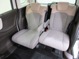広々とした足元で、大人の方でもゆったりくつろげます。両席とも前後スライド機構搭載です。