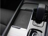 対応機種のスマートフォンを、トンネルコンソールの下のラバープレートに置いておくだけで充電可能。センターディスプレイの機能ビューを使用して、充電プレートのオンとオフを切り替えることができます。