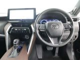 《運転席》目線の位置も高くて運転席からの視界も良好です。シート高さ位置も調整できるので、乗りやすいですね。