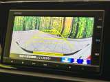 【バックカメラ】駐車時に後方がリアルタイム映像で確認できます。大型商業施設や立体駐車場での駐車時や、夜間のバック時に大活躍!運転スキルに関わらず、今や必須となった装備のひとつです!
