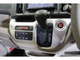 インパネシフトだから視線の移動も少なく足元もスッキリ♪運転席もゆったりしているのでゆとりを持ってドライブできますね!