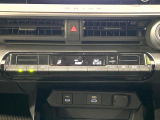 【オートエアコン】一度お好みの温度に設定すれば、車内の温度を検知し風量や温度を自動で調整。暑い&hellip;寒い&hellip;と何度もスイッチ操作をする必要はありません。快適な車内空間には必須の機能ですね♪
