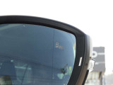 【ブラインドスポットアシスト】 車線変更アシスト機能。ドライバーの死角となる後方側面に車両を検知した際、ドアミラーに内蔵された警告灯が点滅しドライバーに注意を促します。