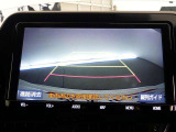 バックガイドモニター付き。車両後方の映像をナビ画面に表示し、駐車などの後退操作をサポートします。