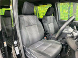 運転席まわりには十分なスペースがあり、大柄な方でもゆったり運転していただける環境です。