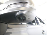 助手席側で見えにくい左前方の映像を、車内のマルチファンクションディスプレイに映し出します。前方への駐車や左寄せ、狭い道でのすれ違いなど、さまざまなシーンで安心して運転できる便利な機能です。