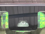 【スマートアシスト】走行中に前方の車両等を認識し、衝突しそうな時は警報とブレーキで衝突回避と被害軽減をアシスト。より安全にドライブをお楽しみいただけます。