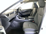 高いホールド性で運転姿勢が安定します。長距離ドライブでも疲れにくいのが魅力です。快適なドライビングライフをお送りください♪
