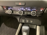 オートエアコンがついてますので簡単操作で快適に過ごせます。シートヒータースイッチ内蔵で前席の左右別々に3段階で温度設定ができます。