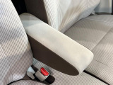 【アームレスト】運転中の身体の負担を軽減してくれるアームレストを装備♪