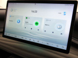 12.8インチの大画面ディスプレイを備え、さまざまな機能やアプリをご利用いただけます。視認性にも優れ、快適で先進的なドライブ空間を演出します。
