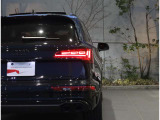 リヤは一番良く見られていると言われています。後続車からはこのように見られています。息を飲むような独特の重厚感のあるグラマラスなリヤデザイン。後ろからの強い視線を感じます。