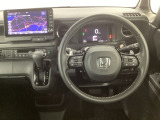 【ハンドル】運転にかかわる様々な操作を安全に行えるように視点移動が少なく操作性に配慮されたスイッチ類が凝縮されたコックピットです。