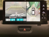 マルチビューカメラシステム搭載車です。お車の周囲を全方位でカバーします。後方・前方・両脇と、コンディションが悪い視界でもカラーモニターに映し出した映像がドライバーをサポートします。