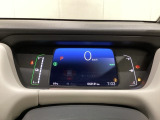 デジタル表示のスピードメーターとタコメーター、燃費やオドメーターなどの表示の他に、ホンダセンシング機能などの表示もできる多機能なマルチインフォメーション・ディスプレイです。