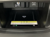 センターコンソールにはワイヤレス充電器を装備してます。Qi(チー)規格対応のスマートフォンなどを置くだけでワイヤレスで充電可能です。またスマートフォンの充電可能なUSB端子なども別途装備しています。