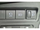 オートマチックハイビームとは、先行車や対向車のライトを認識し、ハイビームとロービームを自動で切り替える機能です。夜道の視界を確保します。詳細は販売店スタッフまでおたずねください。