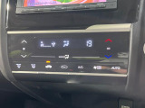 【オートエアコン】一度お好みの温度に設定すれば、車内の温度を検知し風量や温度を自動で調整。暑い&hellip;寒い&hellip;と何度もスイッチ操作をする必要はありません。快適な車内空間には必須の機能ですね♪