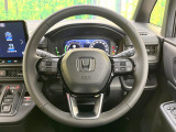 【純正革巻きステアリング】上質な革を使用することで、手にしっかり馴染みとても運転しやすいハンドルです♪